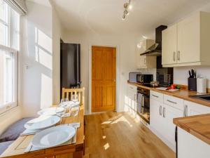 Kuchyňa alebo kuchynka v ubytovaní 2 bed property in Keswick 86249