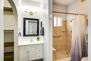 ein Badezimmer mit Waschbecken und Dusche in der Unterkunft El Paso Vacation Rental about 6 Mi to Downtown! in El Paso + 22 Fotos