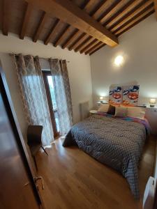 ein Schlafzimmer mit einem Bett und einem großen Fenster in der Unterkunft Casa Vacanze La Perla del Lago in Passignano sul Trasimeno