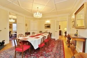 comedor grande con mesa y sillas en Elegant 3-Bedroom Ramsay Garden Apartment in Edinburgh City Centre, en Edimburgo