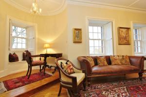 sala de estar con sofá y mesa en Elegant 3-Bedroom Ramsay Garden Apartment in Edinburgh City Centre, en Edimburgo