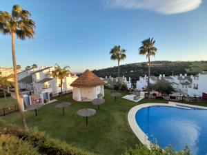 una vista aérea de un complejo con piscina en Feel The Vibe Alcaidesa, en San Roque