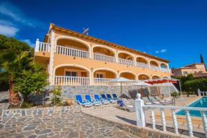 ein großes Gebäude mit einem Pool neben einem Resort in der Unterkunft Villa Zelda - PlusHolidays in Calpe