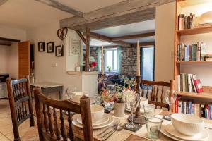 un comedor con una mesa con sillas y un estante para libros en Lovely 2 BD with stunning views over Stroud valley 