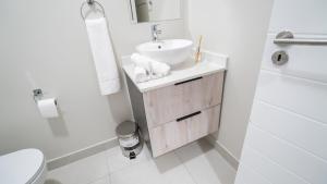 une salle de bain blanche avec un lavabo et des toilettes dans l'établissement Modern Midrand Gem, à Midrand 30 autres photos