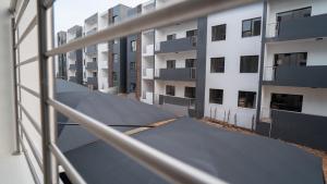 - une vue sur un immeuble depuis une fenêtre dans l'établissement Modern Midrand Gem, à Midrand