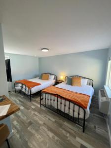 2 Betten in einem Hotelzimmer mit in der Unterkunft The Homestead in Palisade