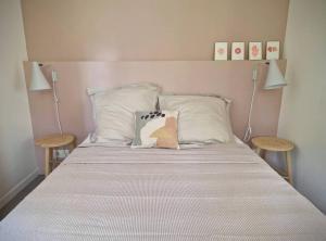 Säng eller sängar i ett rum på Kaz Cyatheas - maison créole de charme