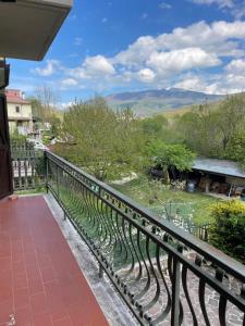 een balkon met uitzicht op een rivier bij Vittoria Sweet Home in Ateleta