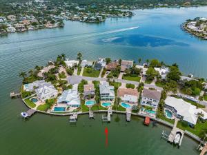 una vista aérea de una casa en el agua en Waterfront Luxury w/ Heated Salt Pool & Golf Cart en Clearwater Beach