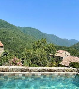 a swimming pool with mountains in the background at Casa Arena Authentique maison de village avec piscine au cœur de l’Alta Rocca - Zoza in Zoza
