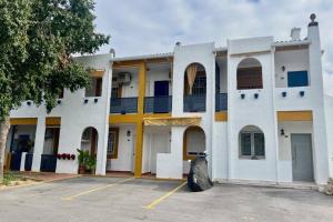 a white building with a bunch of windows at Apartamento a 8km Sevilla centro in Valencina de la Concepción
