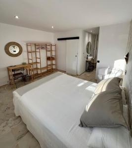 a bedroom with a large white bed in a room at Apartamento a 8km Sevilla centro in Valencina de la Concepción