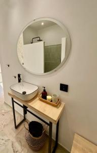 a bathroom with a sink and a mirror at Apartamento a 8km Sevilla centro in Valencina de la Concepción