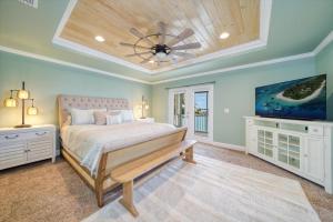 1 dormitorio con 1 cama y ventilador de techo en Waterfront Luxury w/ Heated Salt Pool & Golf Cart en Clearwater Beach