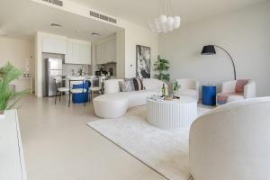 uma sala de estar com um sofá e uma mesa em Frank Porter - Urbana 3 no Dubai