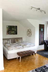 a bedroom with a bed and a table in a room at Großzügige helle Ferienwohnung bis 4 Personen in Chalampe, Elsass in Chalampé