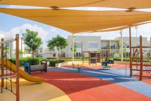 un parque infantil con un tobogán y un tobogán en Frank Porter - Urbana 3, en Dubái