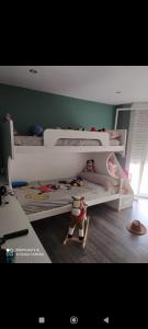 1 dormitorio con 2 literas y muñecas. en Casa Patri y Salva en Igualeja