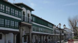 uma linha de edifícios numa rua da cidade em Ciudad del Encaje 3 em Almagro