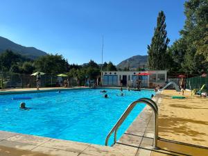eine Gruppe von Personen, die in einem Schwimmbad schwimmen in der Unterkunft la villa provençale in La Motte-Chalançon