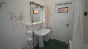 アスコリ・ピチェーノにあるMajor Roomsの白いバスルーム(シンク、鏡付)