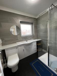 y baño con aseo, lavabo y ducha. en Springfield House- Near Newcastle Centre, Hospital and Keele University!, en Stoke on Trent