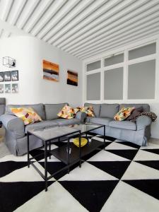 sala de estar con sofá y mesa en Apartamentos Deluxe con parking y wifi by SURYNIEVE, en Sierra Nevada