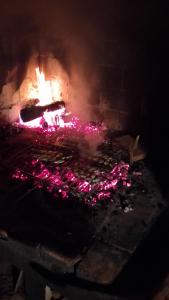 um grande forno de tijolos com luzes cor-de-rosa em Casa rústica O NOSO VAL em Mondariz