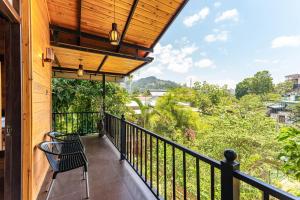 d'un balcon avec une balustrade noire et une chaise. dans l'établissement Maleesha Homestay, à Ella
