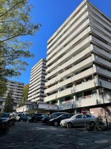een groot gebouw met auto's geparkeerd op een parkeerplaats bij Ferienwohnung Carpe Diem in Bad Harzburg