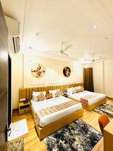 pokój hotelowy z 2 łóżkami i 2 dywanami w obiekcie Hotel Heaven View - 50m From Golden Temple w mieście Amritsar