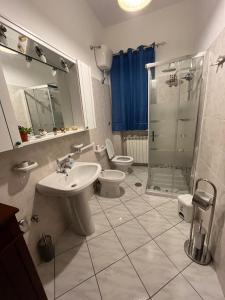 een badkamer met een wastafel, een toilet en een douche bij Colle Perazzoni in Fiano Romano