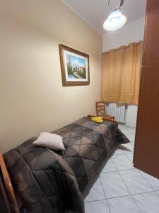 een slaapkamer met een bed en een foto aan de muur bij Colle Perazzoni in Fiano Romano