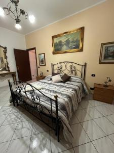 een slaapkamer met een bed en een schilderij aan de muur bij Colle Perazzoni in Fiano Romano
