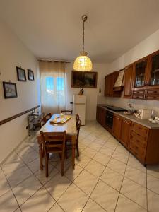 een grote keuken met een tafel en een koelkast bij Colle Perazzoni in Fiano Romano