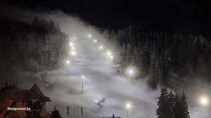 une piste de ski couverte de neige la nuit avec des lumières dans l'établissement Sun&Snow Jahorina, à Jahorina