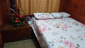 En eller flere senge i et værelse på Chalés Pôr do Sol