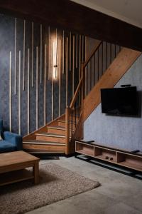 salon ze schodami i telewizorem w obiekcie Berghaus Bukovel w mieście Bukowel