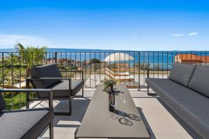ein Balkon mit Tisch und Stühlen und dem Meer in der Unterkunft Villa Nonna Tonina in Podstrana + 44 Fotos