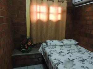 En eller flere senge i et værelse på Chalés Pôr do Sol