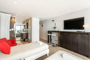 Una sala de estar con un sofá y un televisor de pantalla plana. en Biarritz - Residence Victoria surf - Face océan, en Biarritz