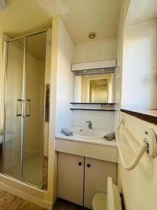 La salle de bains est pourvue d'un lavabo et d'une douche. dans l'établissement Nation - Proche gare de Lyon - Forge Royal, à Paris