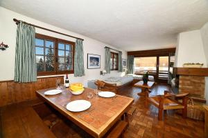 uma sala de estar com uma mesa de madeira e um sofá em St-Gervais - Le Bettex - Montagnes em Saint-Gervais-les-Bains