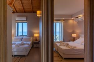 ストウパにあるMythos Villasのベッドルーム1室(ベッド2台付)が備わり、海の景色を望めます。