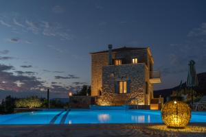 Bazén v ubytování Mythos Villas nebo v jeho okolí