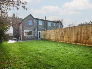 een achtertuin met een hek en een huis bij Coronation Cottages No 2 in Weston-super-Mare