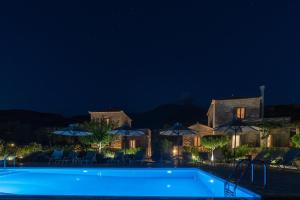 Bazén v ubytování Mythos Villas nebo v jeho okolí