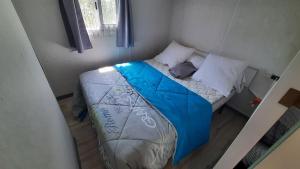 Ένα ή περισσότερα κρεβάτια σε δωμάτιο στο Bungalow tout confort avec accès direct à la plage