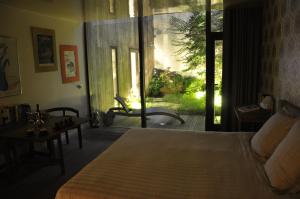 - une chambre avec un lit et une porte coulissante en verre dans l'établissement Schopenhauer, à Gand
